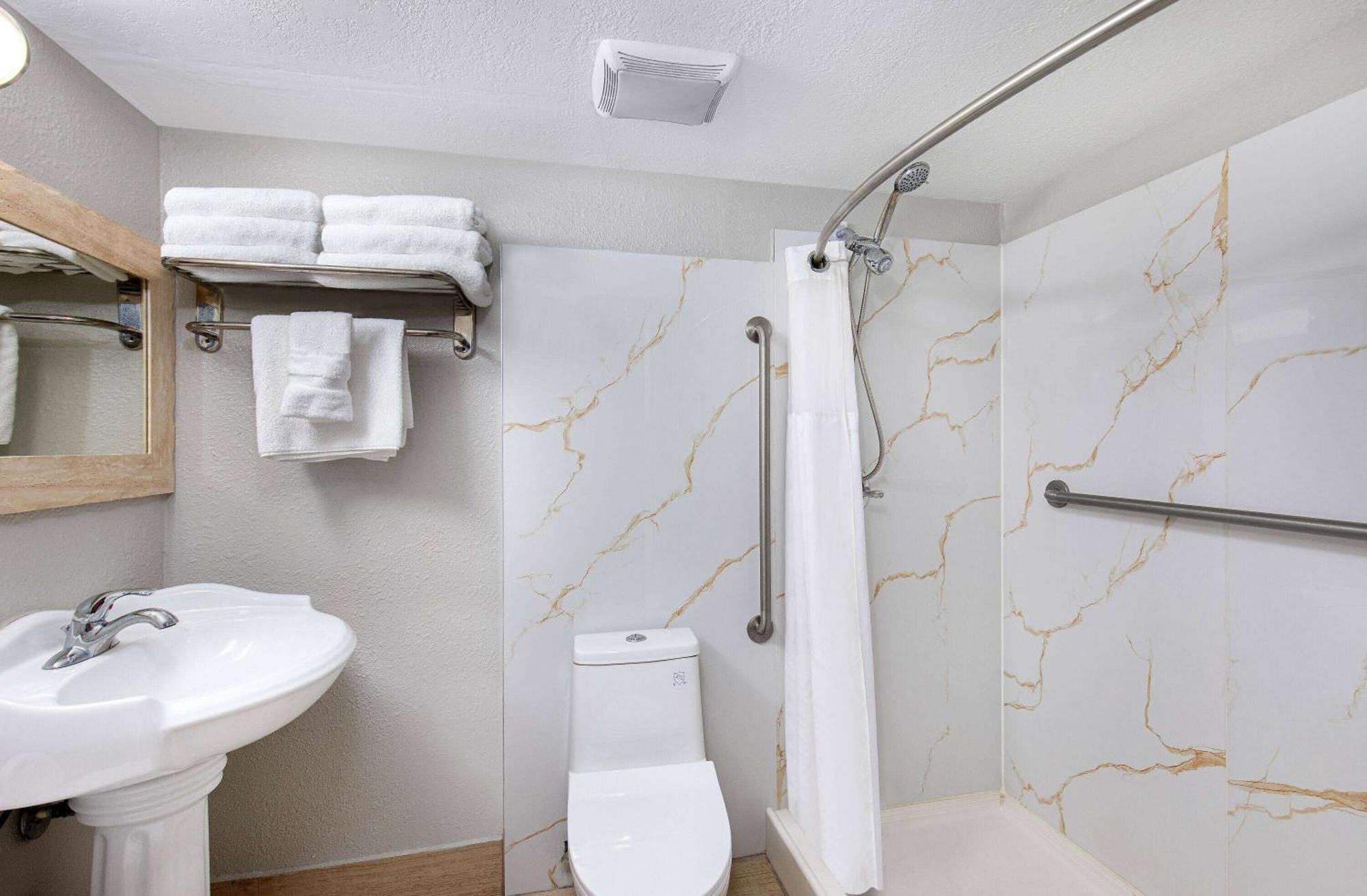 Ramada By Wyndham Bowling Green Extérieur photo